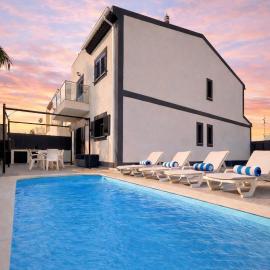 Vila Moderna com Piscina, khách sạn ở Tunes