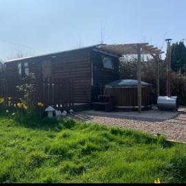 Four Seasons Mini Zoo Country Retreat with Wood Fuel Hot Tub close to kington Market Town, Hotel in Hereford