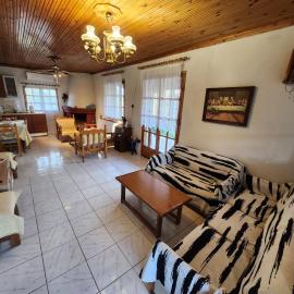 Peaceful 2-bedroom house 800m from beach
