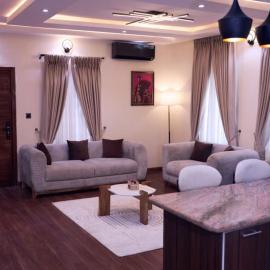 Treasure Blue Homes, Family Friendly, 24hrs Power, Balcony & Wi-Fi, Hotel in Suberu Oje
