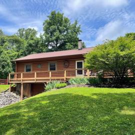 Relaxing Family Cabin with Pool &Hot Tub! Sleeps 5!, hotel din Nashville