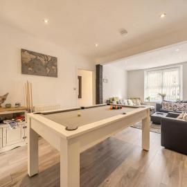 Spacious 4-Bed Welsh Valley Retreat with Hot Tub, Hotel in Aberaman