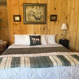 OMG! CABIN on Horse Ranch w Mtn Views-Pet Friendly, хотел в Бун