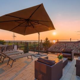 RESIDENZA G&J - Regarda Travel, hotel a Lazise