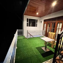 Misty Hills Lakeview Lounge، فندق في كاندي