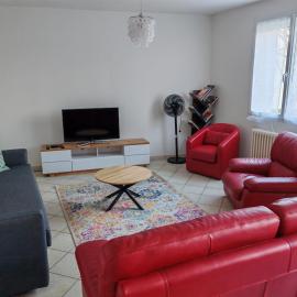Maison, terrasse, parking, 4lits, et canapé lit, 7personnes, hotel in Poitiers