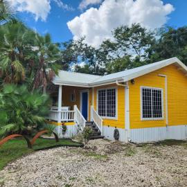 Cozy Yellow Cottage, hotel a Spanish Lookout