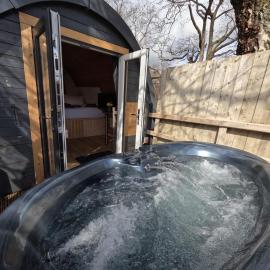 Ash Cabin with Hot Tub, hotel in Barmouth