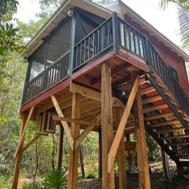 Enchanted Jungle Treehouse, hotel in Spanish Lookout