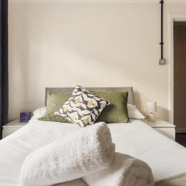 Cozy Croydon home with private garden & free parking contractors & family, hotel v destinaci Croydon
