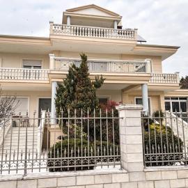 Katerini Grand Luxury Villa with Garden and Jacuzzi, hotel u gradu Katerini