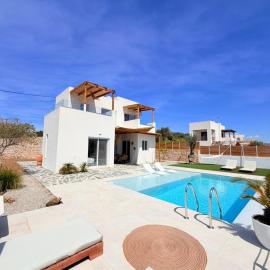 Villa Livia- panoramic view with pool and beautiful garden, ξενοδοχείο στα Πιτσίδια