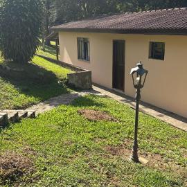 Casa de campo com muito espaço e poucos metros do centro da cidade, Hotel in Tibagi