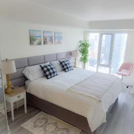 Luxury 42nd Floor Suite at Pantages, Free Parking, Steps to Eaton Centre & Dundas Sq