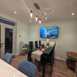 Designer Luxury 3BR Home Spacious & Serene, hotel u gradu Bedford
