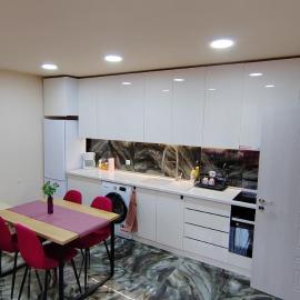Stylish Rose Garden Apartment with Balcony & Parking, hotel in Asenovgrad