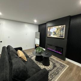 Elegant home 10 mins drive to Detroit and Windsor border and 3mins drive to Windsor Airport, hotel a Windsor