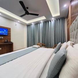 Oakleaf Hotel & Resort - A Classic Rooms & Prime Location Near Library Chowk