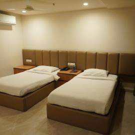 Hotel Shubham Prestige, хотел в Surūrnagar