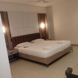 Hotel Shubham Prestige kandlakoya, hótel í Medchal