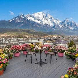 Lijiang Painted Mountain Cloud House Boutique B&B, hotel i Lijiang