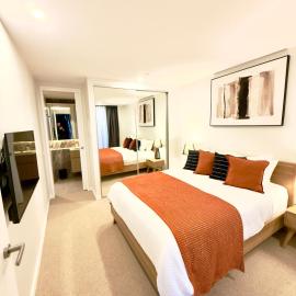 Luxury Sky-High Apartment, Panoramic Views, Walk to Dining & Light Rail, FREE PARKING, hotel in Canberra