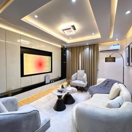 NEW! 2BDR Maisonette with PS5 and balcony in Lekki phase one, hotel in Lekki