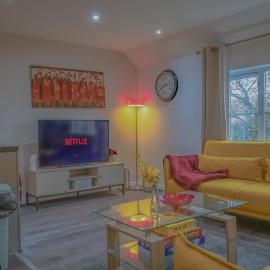 Viesnīca 2BR Detached Home with Free Parking, Fast WiFi & Dart Board Kārdifā