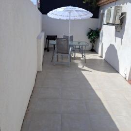 Maison indépendante 30 m2 avec terrasse privée centre ville Marignane, hotel en Marignane