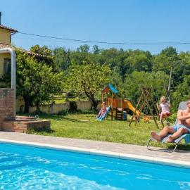 Family Cottage nelle Langhe - Piscina con Vista Vigneti per Famiglie, hotel din Vesime
