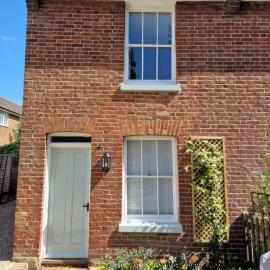 Enchanting 2-Bed Riverside Cottage with Parking in heart of Canterbury City, hotel in Canterbury