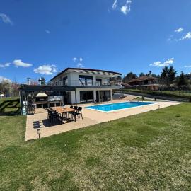 Luxury Villa Rafaela Οικογενειακή βίλα με ιδιωτική πισίνα, BBQ κ παιχνίδια Ιδανική για οικογένειες με παιδια, hotel Grevenában