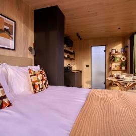Luxury Mirror Cabin with Hot Tub & Sauna