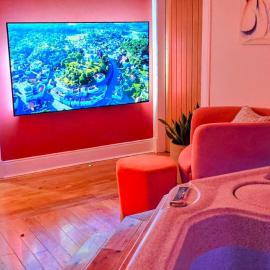 The Orange Fox Lux Room and Hot Tub at The Grumpy Schnauzer Guest House, hotel din Airdrie