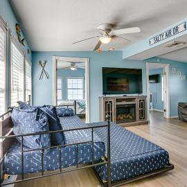 1 Block to Surfside Beach: Home w/ Deck!, hotel u gradu Friport