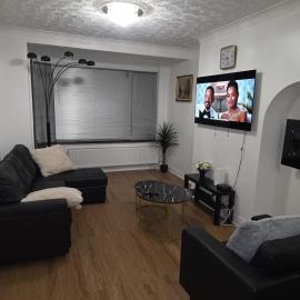 3 Bedroom Living Space, hotel in Goodmayes