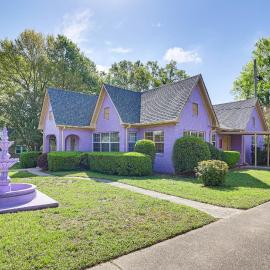 ‘Artists’ Nest’ Unique Home 2 Mi to Dtwn Longview!