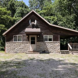 Hocking Hills Half Stoned Cabin in the Woods, hótel í Nelsonville