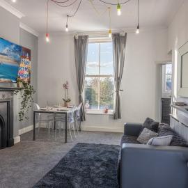 Bright High St Apartment In Heart Of Town Sleeps 6, hotel in Witham