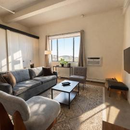 Westown Studio Apt Near Fiserv, Baird, and Theater District · Sleeps 4, hotel in Milwaukee