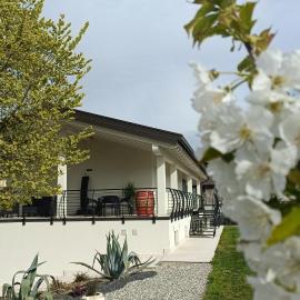 APPARTAMENTO " Le Terre del Garda ", хотел в Кастелнуово дел Гарда