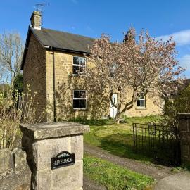 New! Luxury 4 Bedroom Detached House - Central Baslow, hotel sa Baslow