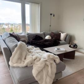 Modern Home with patio, short distance from city centre