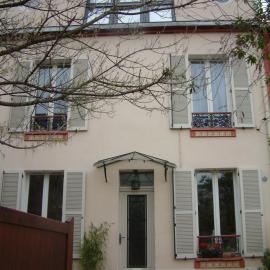 Grande maison 4 chambres, jardin, 3km Paris, proche transports et commerces, hotel in Saint-Denis