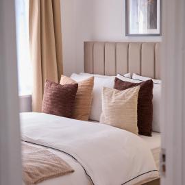 Modern 2 Bedroom House, Sleeps 4 , Garden & Parking, Easy Access to Central London