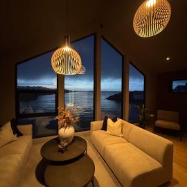 OceanView Karmoy Jacuzzi, Sauna & Sea Views, hotel a Karmøy
