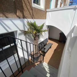Relaxing costal retreat sleeps four people, hotel in Hollington