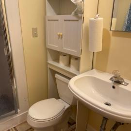 Flower Avenue Hosting -Two DB Beds & Shower - Ground Floor Bedroom 1 Person 66 Night, 2 persons 122 - 3rd & 4th add 52 each, готель у місті Сілвер-Спрінг