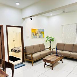 LaBelle Haven Aesthetic Cozy 2BHK For Family and Couples, hotel em Indore