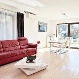 Modern house with heated pool, 20 minutes from the center of Prague, hotel a Praga